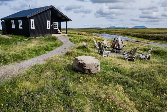 Holkna Studio with a fire pit and seats outside.